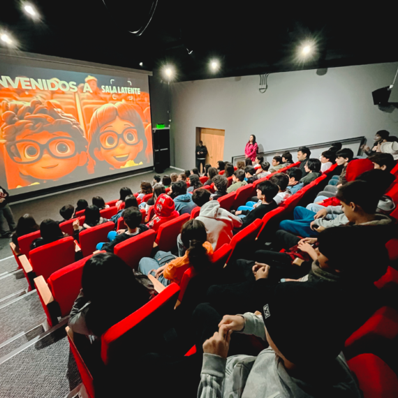 Público durante una función cultural en Sala Latente