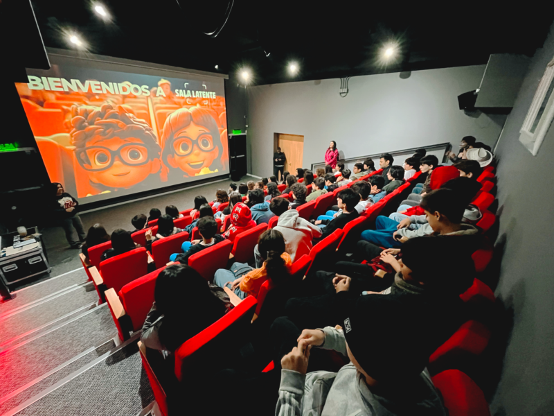 Público durante una función cultural en Sala Latente