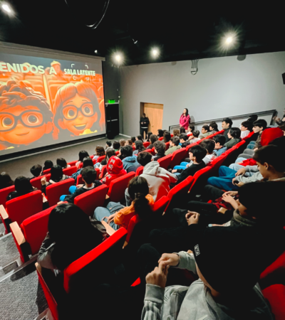 Público durante una función cultural en Sala Latente
