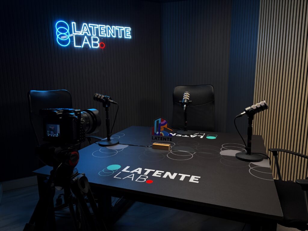 Estudio de podcast en La Serena equipado con cámaras y micrófonos