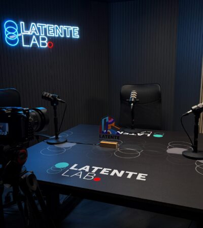 Estudio de podcast en La Serena equipado con cámaras y micrófonos